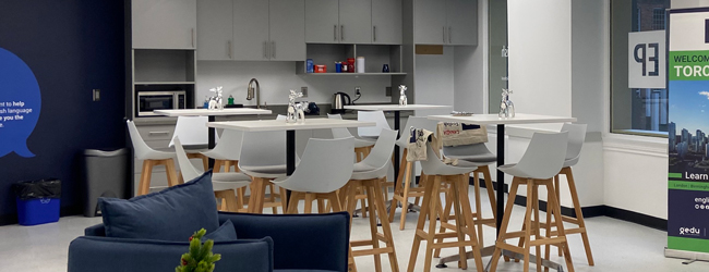 Pause in der Lounge der LISA! Englisch-Sprachschule Tische, Stühle und Sessel in der Lounge der LISA! Sprachschule in Toronto