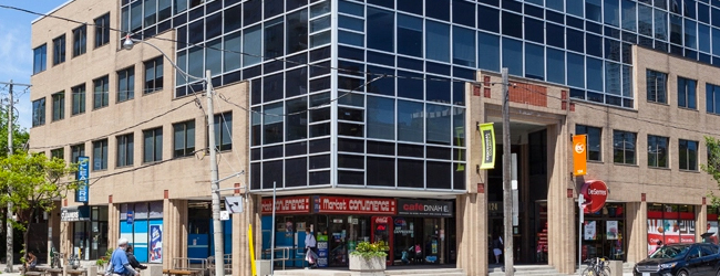 LISA-Sprachreisen-Erwachsene-Englisch-Kanada-Toronto-Lawrence-Sprachschule-Strasse-Gebaeude-Eingang LISA-Sprachreisen-Erwachsene-Englisch-Kanada-Toronto-Lawrence-Sprachschule-Strasse-Gebaeude-Eingang