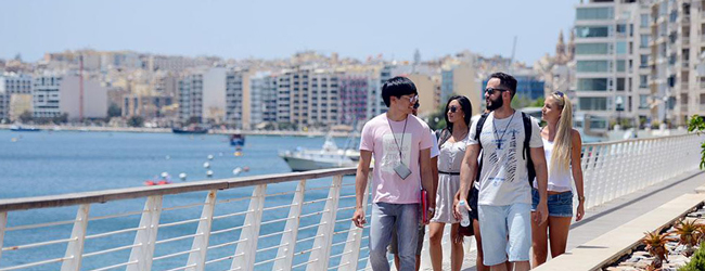 LISA-Sprachreisen-Erwachsene-Englisch-Malta-Sliema-Campus-Promenade-Meer-Sommer