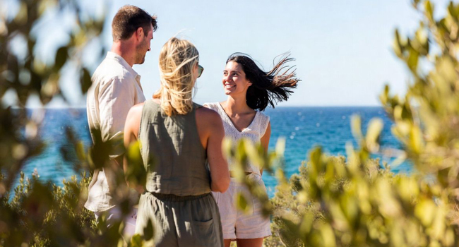 3 Erwachsene fröhlich am Meer im Malta St. Julians auf Sprachreise