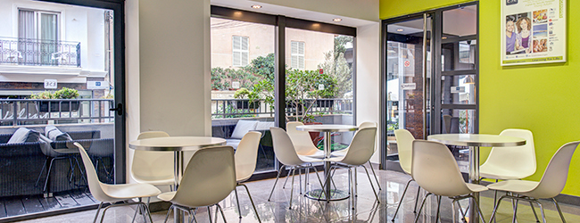 LISA-Sprachreisen-Erwachsene-Englisch-Malta-St-Julians-Sprachschule-Aufenthaltsraum-Cafe-Terasse LISA-Sprachreisen-Erwachsene-Englisch-Malta-St-Julians-Sprachschule-Aufenthaltsraum-Cafe-Terasse