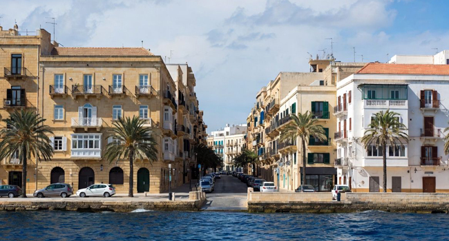Meer Häuser und Palmen Stadtansicht St. Julians am Meer