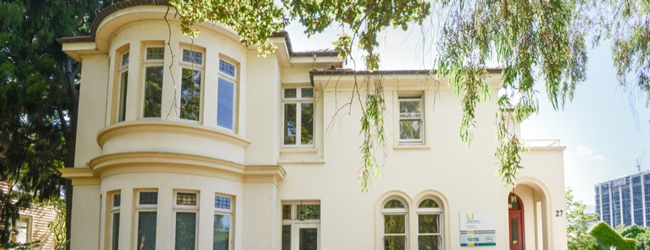 Schulgebäude in Auckland mitten im Park Hellgelbes Gebäude im Park als Sitz der LISA! Sprachschule in Auckland