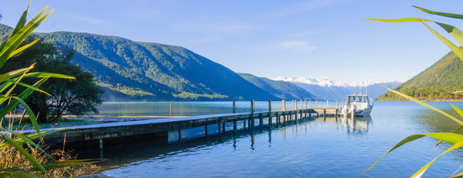 LISA-Sprachreisen-Erwachsene-Englisch-Neuseeland-Nelson-Lake-Berge-Landschaft-Boot