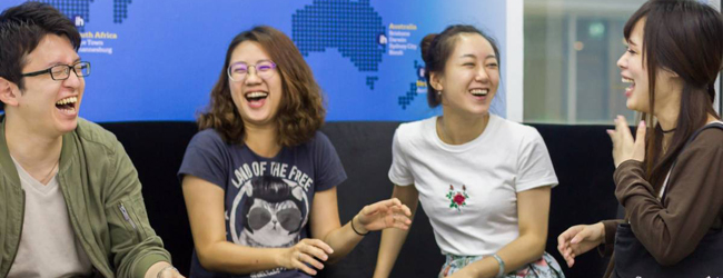 Vier Sprachschüler an der Sprachschule in Bangkok