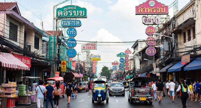 Straßenszene Bangkok mit Streetfood und Tuktuk