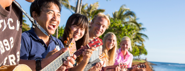 LISA-Sprachreisen-Erwachsene-Englisch-USA-Hawaii-Honolulu-Freizeit-Strand-Ukulele-Spielen