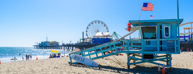 Rettungsturm mit Strand, Meer und Riesenrad im Hintergrund am Strand von Santa Monica