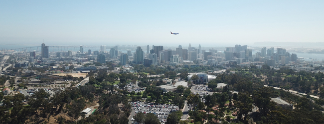LISA-Sprachreisen-Erwachsene-Englisch-USA-San-Diego-City-Himmel-Wolken-Flugzeug