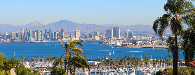 LISA-Sprachreisen-Erwachsene-Englisch-USA-San-Diego-Skyline-Berge-Hochhaeuser-Meer