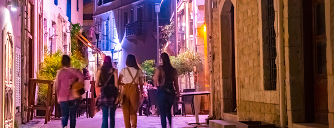 LISA-Sprachreisen-Erwachsene-Englisch-Zypern-Limassol-Ausgehen-Stadt-Abend-Gassen