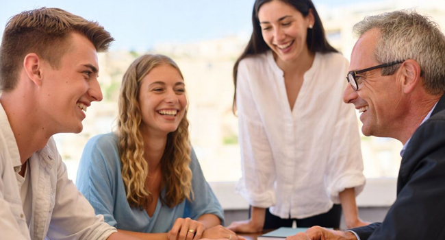 Teilnehmer eines Englisch-Intensivkurses für Bildungsurlaub auf Malta im Gespräch mit Lehrkraft