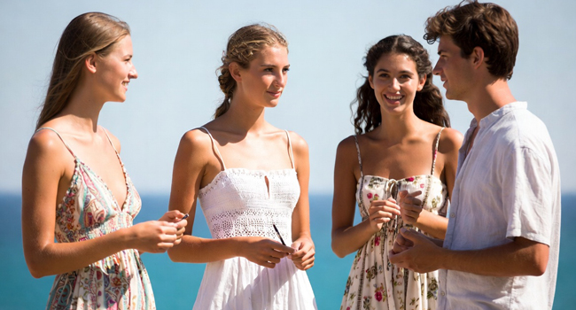 Teilnehmer in Antibes am Meer bei der Buchung einer Sprachreise mit LISA! Sprachreisen