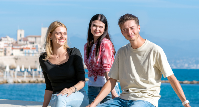 Drei Teilnehmer am Meer in Antibes, Frankreich, als Sinnbild für drei Gründe für eine Sprachreise mit LISA! Sprachreisen