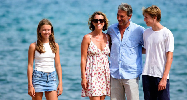 Eltern mit Kindern am Strand in Antibes an der Côte d’Azur, Frankreich