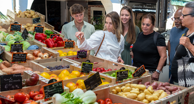 Teilnehmer beim Marktbesuch in Antibes, Frankreich, in der Freizeit mit LISA! Sprachreisen