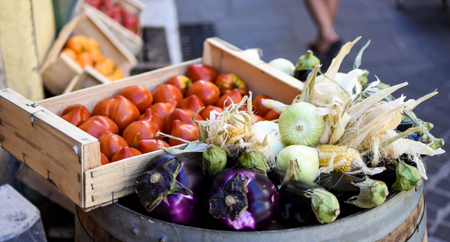 Frisches Gemüse auf dem Markt in Antibes, Frankreich, als Reiseidee für Sprachreisen mit LISA! Sprachreisen