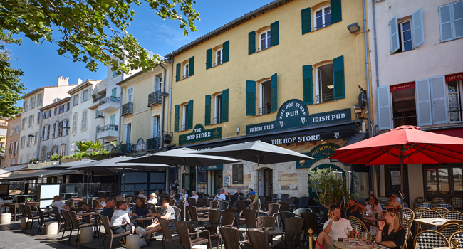 Straßencafés vor der Sprachschule in Antibes, Frankreich, bei LISA! Sprachschule