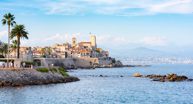 Altstadt von Antibes am Meer mit Palmen und Küstenblick an der Côte d’Azur in Frankreich bei LISA! Sprachreisen