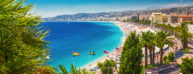 LISA-Sprachreisen-Erwachsene-Franzoesisch-Frankreich-Nizza-Bucht-Strand-Palmen-Meer