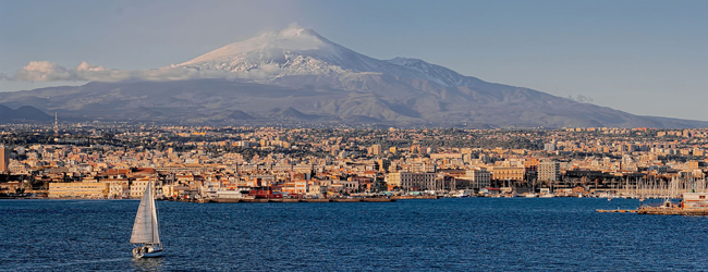 LISA-Sprachreisen-Erwachsene-Italienisch-Italien-Catania-Sizilien-Meer-Vulkan-Boote