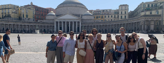 LISA-Sprachreisen-Erwachsene-Italienisch-Italien-Neapel-Napoli-Freizeit-Ausflug-Piazza-Gruppe