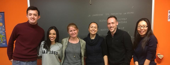 Gruppenfoto im Italienischkurs – Sprachreisen in Turin Eine Gruppe von Sprachreiseteilnehmern vor einer Tafel während eines Italienischkurses bei einer LISA! Sprachreise in Turin