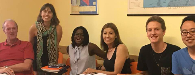 Italienisch Sprachkurs in Turin – Italienisch lernen mit LISA! Mehrere Personen sitzen im Klassenzimmer während eines Italienischkurses bei einer LISA! Sprachreise in Turin