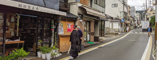 LISA-Sprachreisen-Erwachsene-Japanisch-Japan-Kyoto-Strasse-Kimono-Regen-Geschaefte