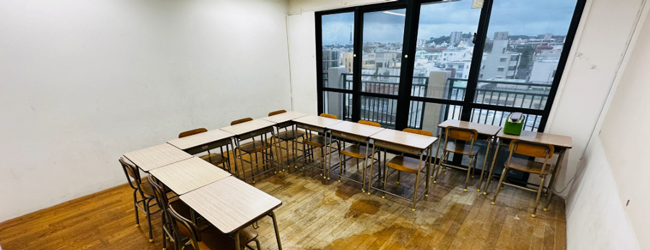 Klassenraum mit Blick auf die Stadt in der LISA! Sprachschule Okinawa Blick in ein Klassenzimmer der LISA! Sprachschule in Okinawa mit Ausblick auf die Stadt