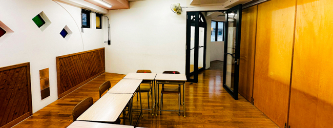 Unterricht im Klassenzimmer an der LISA! Japanisch-Sprachschule in Okinawa Klassenzimmer der LISA! Sprachschule in Naha, Okinawa, mit Stühlen, Tischen und Holzvertäfelung