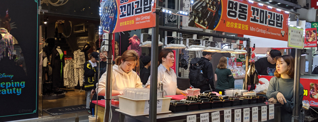 LISA-Sprachreisen-Erwachsene-Koreanisch-Suedkorea-Seoul-Freizeit-Myeongdong-Sushi-Stand