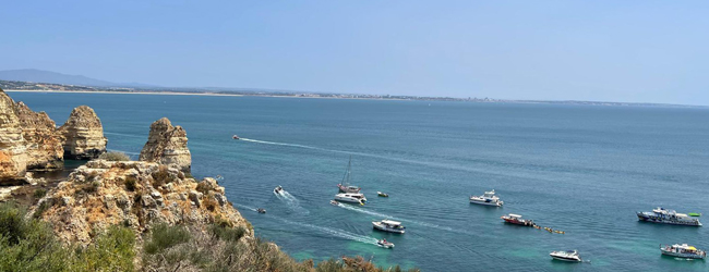 Bootsausflug auf dem Meer vor Faro bei einer LISA! Sprachreise Mehrere Boote kreuzen auf dem Meer vor der Küste von Faro in Portugal