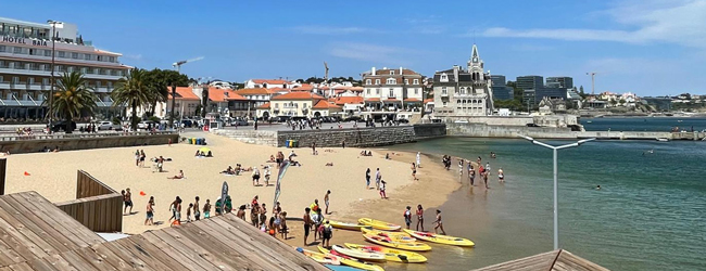 Surfen lernen an den Stränden bei Lissabon während einer LISA! Sprachreise Strand bei Lissabon mit Surfschülern und Surfbrettern am Meer bei einem LISA! Sprachkurs Portugiesisch