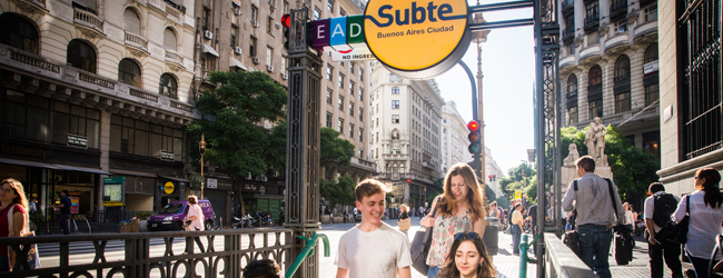 LISA-Sprachreisen-Erwachsene-Spanisch-Argentinien-Buenos-Aires-Schule-Strasse-U-Bahn-Eingang