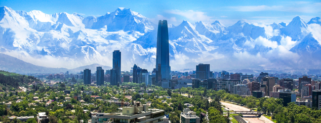 LISA-Sprachreisen-Erwachsene-Spanisch-Chile-Santiago-De-Chile-Anden-Berge-Hochhaeuser-Stadtansicht