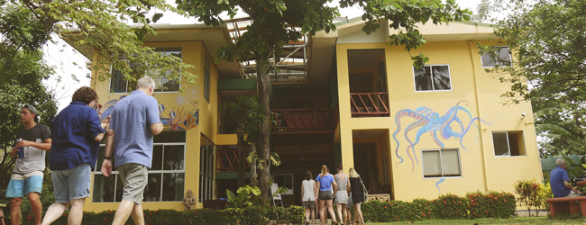 LISA-Sprachreisen-Erwachsene-Spanisch-Costa-Rica-Samara-Beach-Sprachschule-Gebaeude-Garten