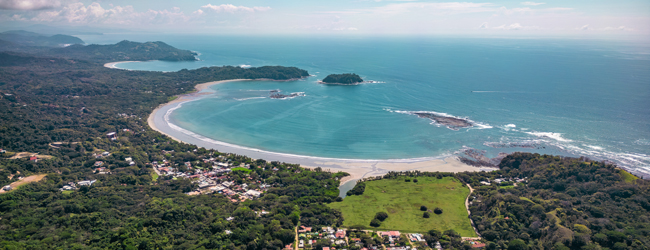 Luftaufnahme von der Bucht bei Sámara in Costa Rica