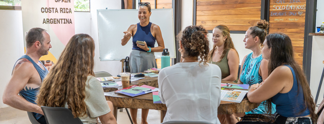Unterricht an der Sprachschule in Samara in Costa Rica Mehrere Sprachschüler sitzen im Unterricht an der Sprachschule in Sámara