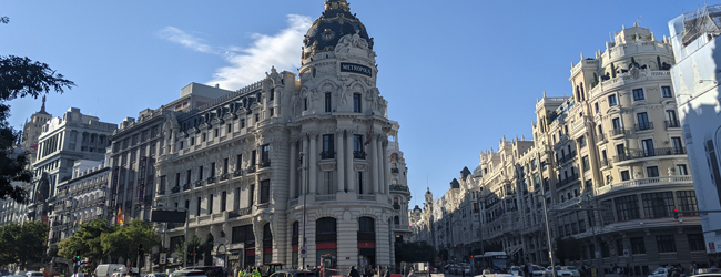 Haupteinkaufsstrasse in Madrid mit herrschaftlichen Gebäuden