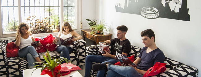 Schüler sitzen in der Lounge während der Pause beim Spanisch-Sprachunterricht in Malaga