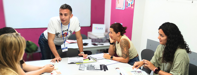 Lehrer erklärt Schülern etwas bei einem Spanisch-Sprachkurs in Mallorca