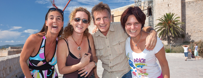 Fröhliches Bild von älteren Kursteilnehmer bei einer Sprach- und Kulturreise 50 Plus auf Mallorca