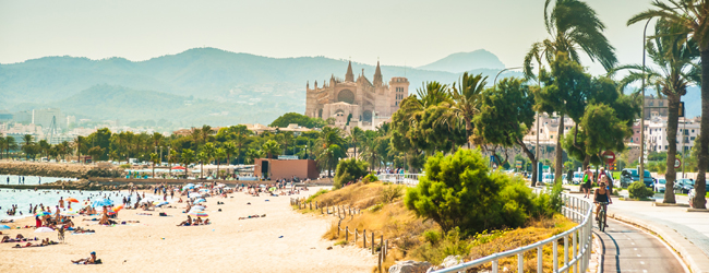 LISA-Sprachreisen-Erwachsene-Spanisch-Spanien-Palma-de-Mallorca-Promenade-Strand-Meer-Berge