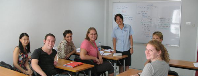 LISA-Sprachreisen-Erwachsene-Thailaendisch-Thailand-Phuket-Patong-Schule-Unterricht-Klasse-Lehrerin