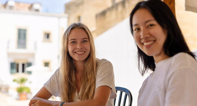 Lernen im Sommer bei einer LISA! Sprachreise für Erwachsene Zwei junge Frauen beim Lernen bei einer Sprachreise im Sommer