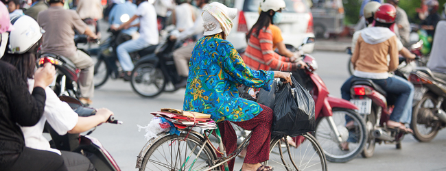 LISA-Sprachreisen-Erwachsene-Vietnamesisch-Vietnam-Saigon-Verkehr-Fahrrad-Motorrad-Helm