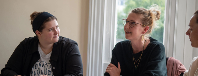 Lernsituation im Klassenzimmer bei einer LISA! Familiensprachreise in Brighton Frauen sitzen in einem Klassenzimmer bei einer LISA! Sprachreise für Familien in Brighton