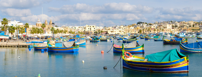 LISA-Sprachreisen-Familien-Englisch-Malta-Sliema-Meer-Boote-Bunt-Hafen-Sommer