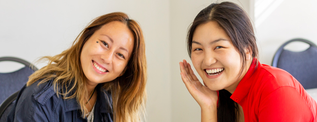 Englisch-Unterricht für Erwachsene in Honolulu an der Sprachschule Zwei Frauen im Englisch-Unterricht für Erwachsene an der LISA! Sprachschule in Honolulu